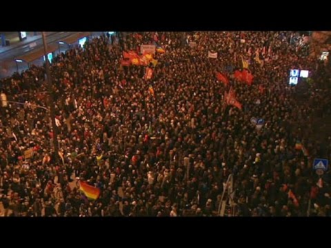 تظاهرات مناهضة وأخرى مؤيدة للإسلام