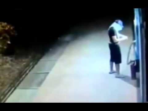 صراف آلي ينفجر في وجه لص حاول السرقة