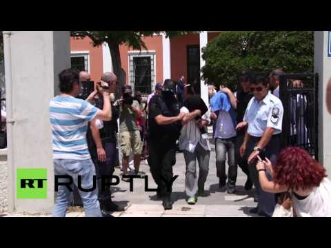 القضاء اليوناني يوجه تهمًا إلى الانقلابيين الأتراك الهاربين