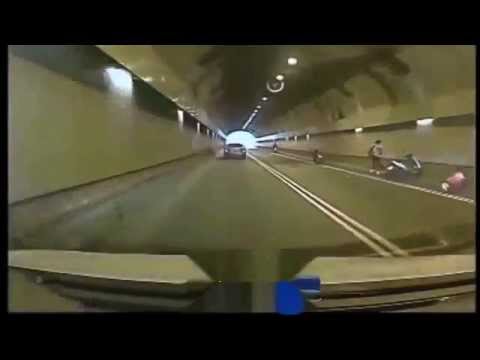 سيارة تدهس مجموعة من الفتيات داخل نفق