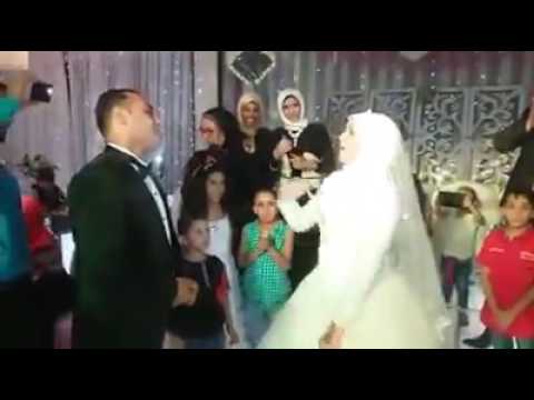 عروس تغني لزوجها الأصم بلغة الإشارة