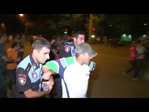 شاهد مقتل شرطي بيد معارضين في أرمينيا