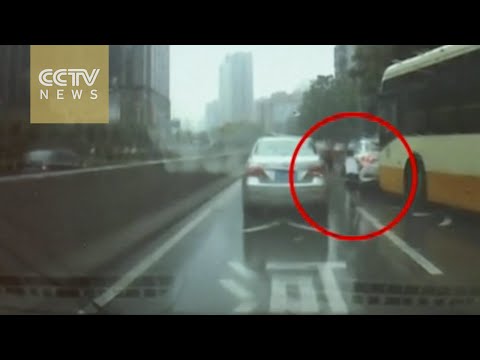 نهاية غير متوقعة لطفل دهسته حافلة على طريق مزدحم في الصين