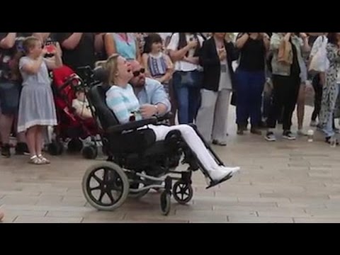 رجل مخلص يفاجئ زوجته المشلولة كليا بطريقة استثنائية