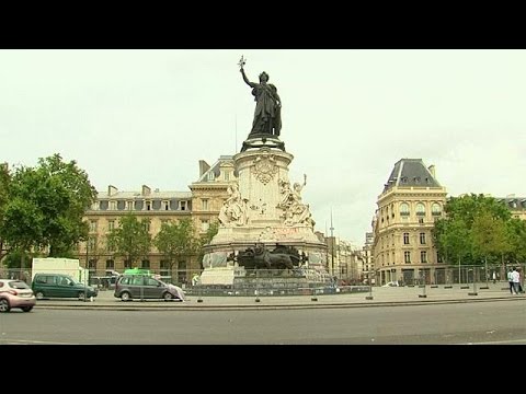 بالفيديو السلطات الفرنسية تزيل رسوما تضامنية مع ضحايا الارهاب من ساحة رئيسية