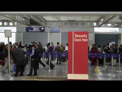 بالفيديو توقيف مسلمة بريطانية بسبب قراءتها كتابا عن الفن في سورية