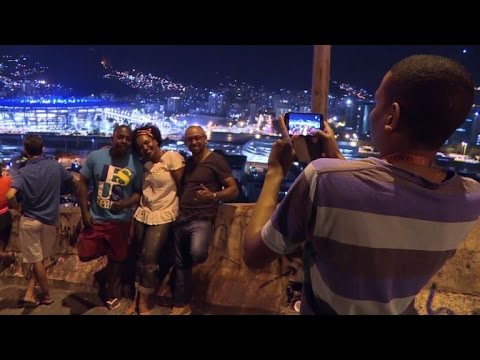 سكان المساكن الشعبية يتابعون عروض افتتاح أولمبياد ريو