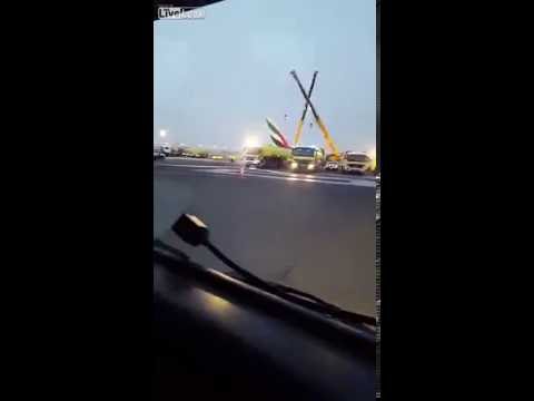 بالفيديو  نقل حطام الطائرة الإماراتية التي احترقت في عدن