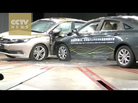 الصين تقيم أول عرض جماهيرى لتصادم السيارات فى العالم