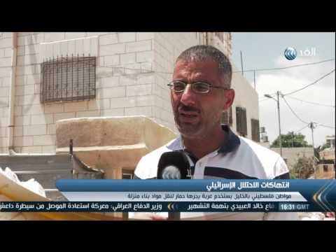 فيديو مواطن فلسطيني في الخليل يستخدم عربة يجرُّها حمار لنقل مواد بناء منزله