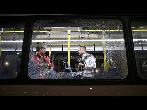 شاهد إطلاق نار على حافلة تقِّل صحافيين في مدينة ريو