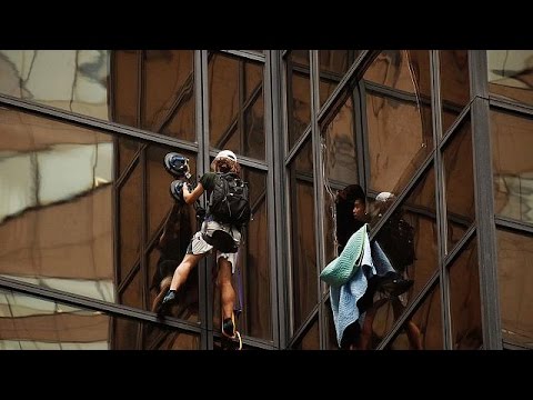 بالفيديو ضبط رجل تسلق برج ترامب في نيويورك