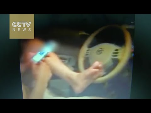 شاهد صيني يتحدى المنطق بقيادة سيارته بقدم واحدة