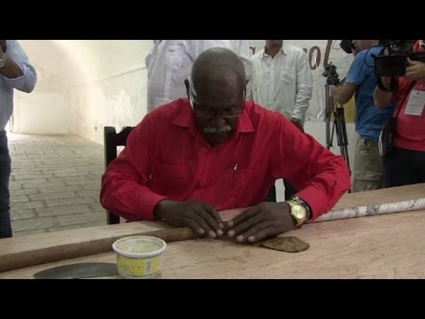 بالفيديو سيغار بطول 90 مترا لمناسبة العيد التسعين لفيدل كاسترو