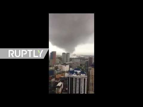 فيديو إعصار شديد يسبِّب فيضانات في العاصمة الفلبينية مانيلا