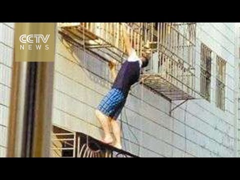 بالفيديو رجل يتسلق ستة طوابق