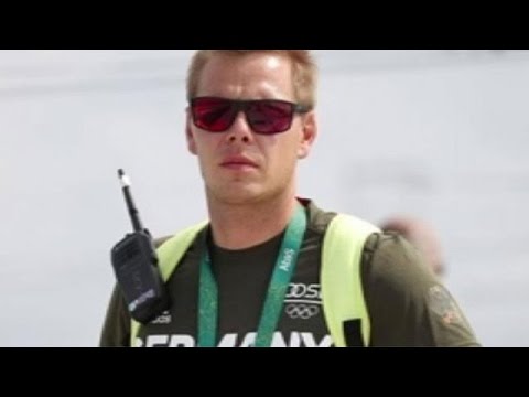 شاهد  الحزن يملأ ريو بعد وفاة مدرب زوارق التعرج الألماني