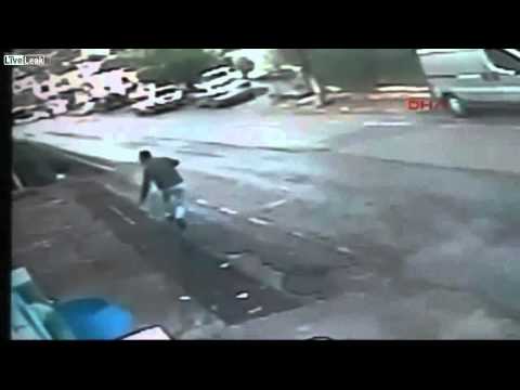 إنقاذ بطولي لطفل قبل سقوطه في هوة عميقة