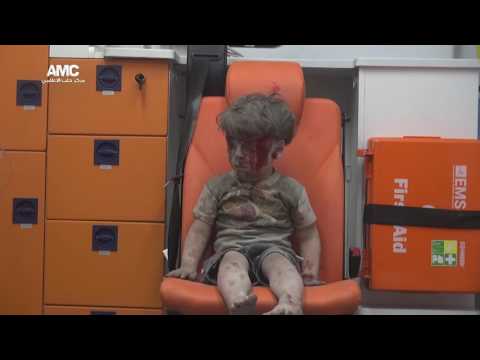 شاهد طفل سوري يحرك قلوب العالم بذهابه للمستشفى وحيدًا