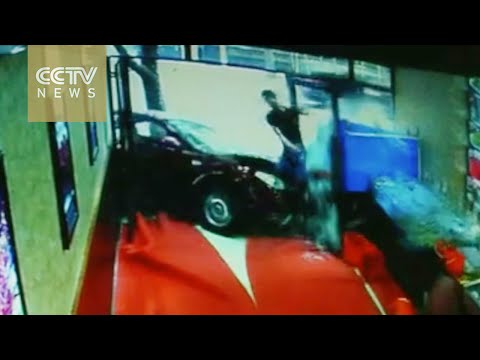 شاهد عامل ينجو من بتر ساقيه بفارق سنتيمترات