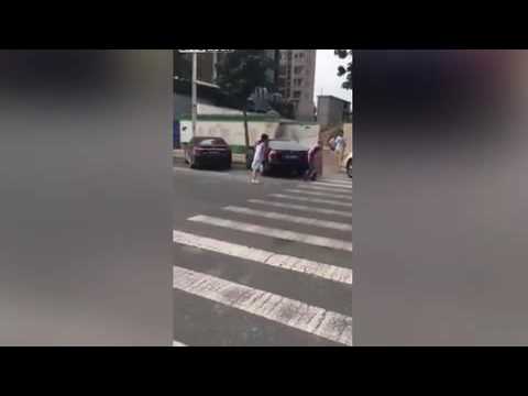 شاهد امرأة تطعن زوجها الخائن في الصين