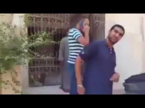 شاهد لحظة اعتداء محصل كهرباء على مواطن