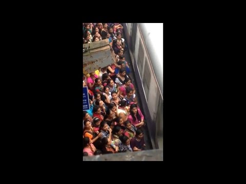 شاهد معاناة النساء في الهند خلال الصعود للقطار
