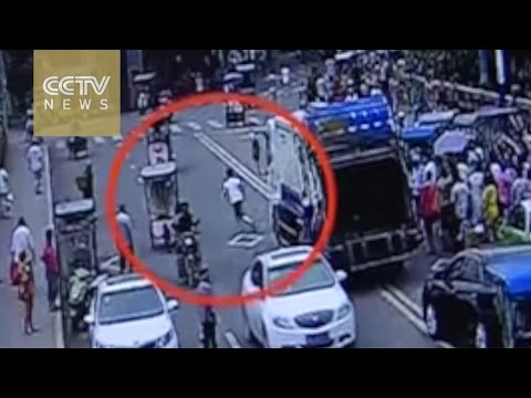 شاهد زوج يقفز في النهر لإنقاذ زوجته المنتحرة