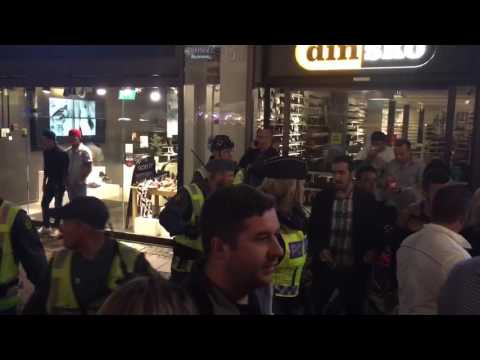 بالفيديو  طريقة تعامل الشرطة السويدية في فض المنازعات