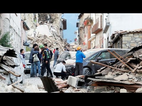 شاهد أنباء عن مقتل  أشخاص جراء زلزال قوي وسط إيطاليا