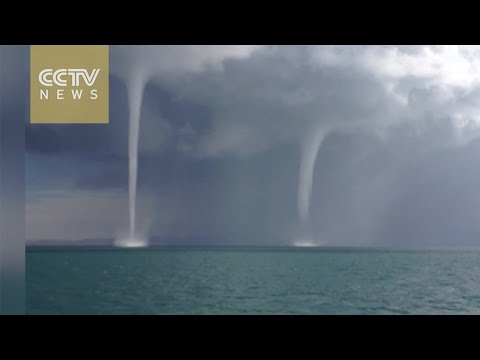لحظات تكون الأعاصير المائية العملاقة ببحيرة صينية