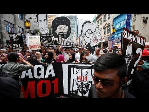 شاهد احتجاجات للمطالبة برحيل وسِجن رئيس الوزراء نجيب رزَّاق