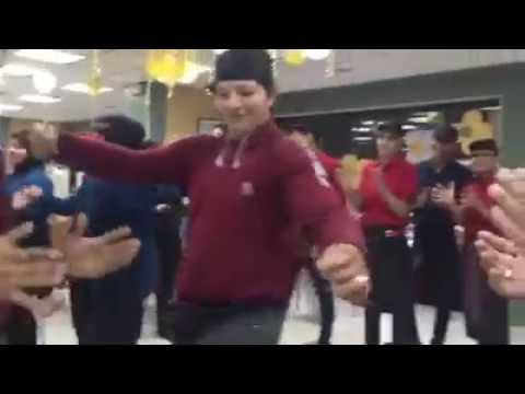 شاهد رقص على أنغام الأغاني الشعبية للعمال