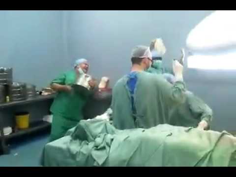 شاهد رد فعل مريض أثناء عملية جراحية