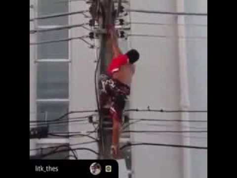 شاهد لحظة انتحار شاب صعقًا بالكهرباء