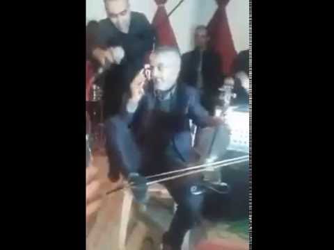 بالفيديو  شاهد عازف ربابة بقدميه ويتحدث في الهاتف