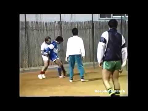 مهارات مذهلة لمارادونا وهو شاب مع كرة الشوارع