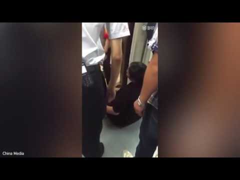 بالفيديو امرأة حامل تمنع المترو من التحرك لعد وجود مقعد خالي