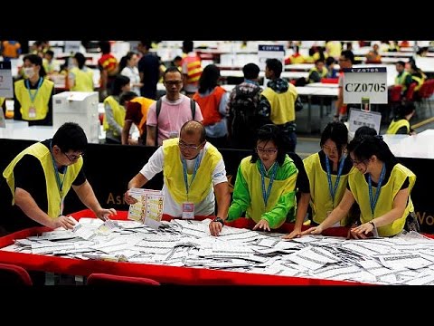 بالفيديو انباء عن انتزاع المعارضة لثلث المقاعد في البرلمان في هونغ كونغ