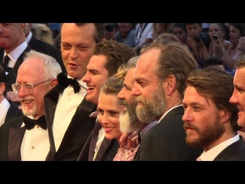 بالفيديو فريق عمل فيلم هاكساو ريدج على السجادة الحمراء في البندقية