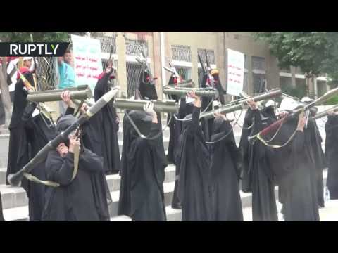 شاهد استعراض عسكري نسائي لكتيبة حوثية