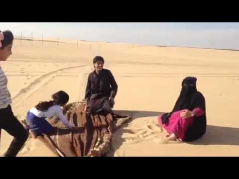 سعودي يزلج زوجته على رمال الصحراء