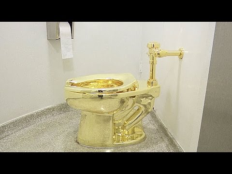 بالفيديو قاعدة تواليت من الذهب عيار 18