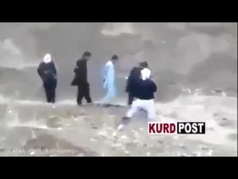 بالفيديو رهينة يخطف السلاح من أحد أفراد داعش ويطلق النيران عليهم