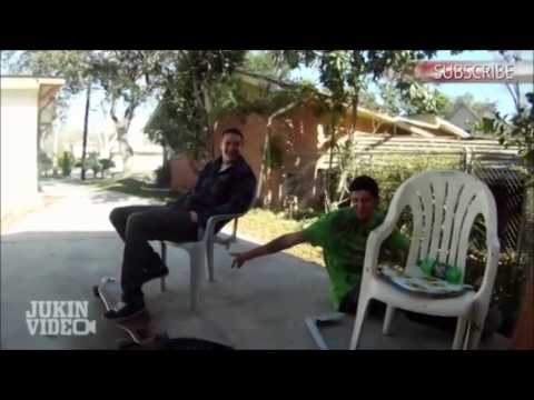 حاول تنفيذ مقلب في صديقه فتلقى عقابا قاسيا