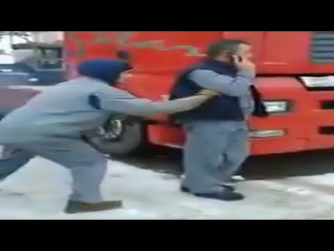 شاب يستغل انشغال صديقه ويوقعه في الفخ