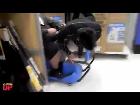 شاب يلعب داخل سوبر ماركت