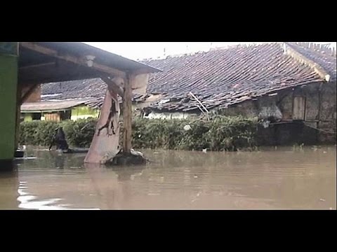 شاهد 26 قتيلاً و19 مفقودًا جراء الفيضانات في جزيرة جاوا