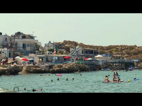 لبنانيون يفرون من بحر ملوث واسعار جنونية الى الاستجمام في الخارج