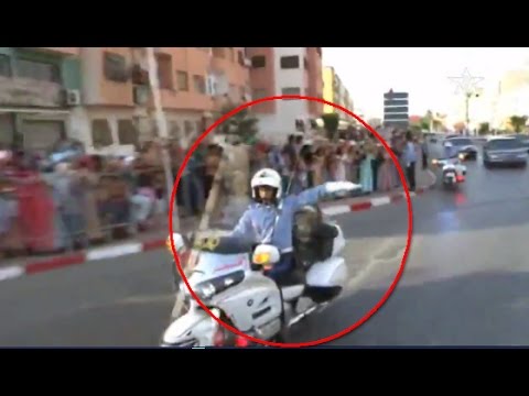 شاهد  كيف يوجه الخفر سير موكب الملك محمد السادس
